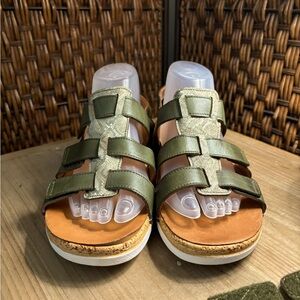 Brand New Womens Revere Santorini Adjustable Sandals in Khaki Size 10